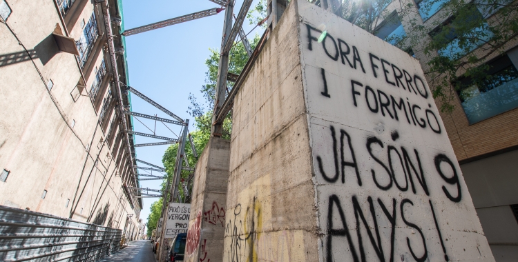 Estructures metàl·liques sobre pilones de formigó del carrer Alemanya | Roger Benet