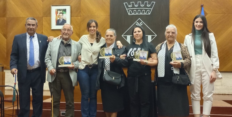 Guardonats pels Premis Romanipen, amb l'alcaldessa, la regidora i Manuel Heredia | Karen Madrid