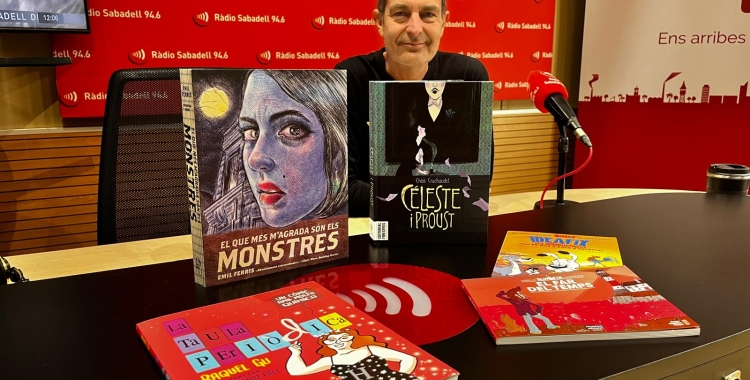 El Rafel Sabater ha arribat carregat de còmics a l'estudi | Mireia Sans