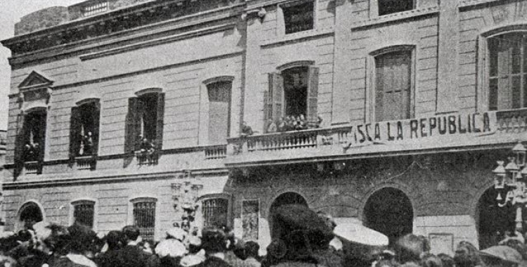 Una imatge del balcó de l'Ajuntament el 14 d'abril del 31 amb la proclamació de la Segona República  | Arxiu