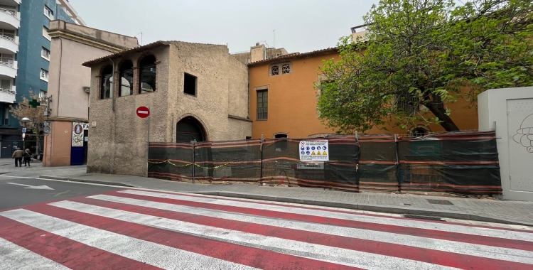 El pas de vianants del carrer Sant Joan amb la Casa Duran de fons