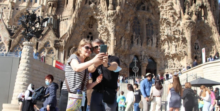 La imatge de la Sagrada Família plena de turistes | ACN 