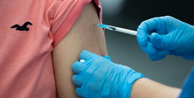 Els pediatres aconsellen vacunar-se contra la tosferina abans de l'adolescencia