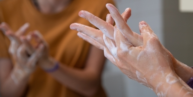 Una persona netejant-se les mans |Roger Benet