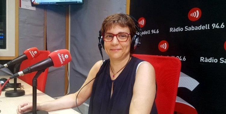 Eulàlia Barros als estudis de Ràdio Sabadell 