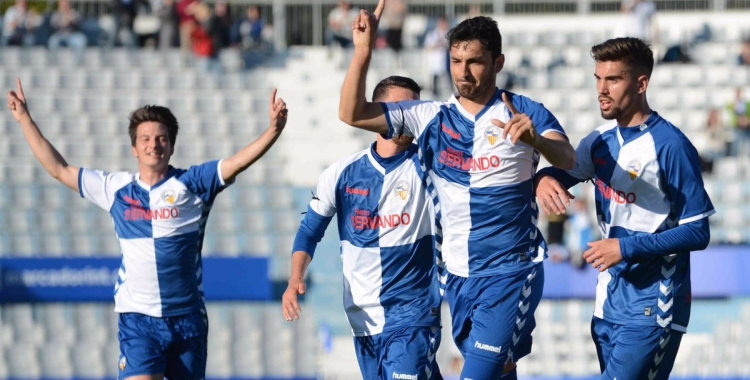 Viale celebrant un gol a la Nova Creu Alta amb la samarreta del Sabadell | Roger Benet