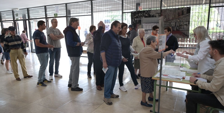 Persones votant en un col·legi electoral de Sabadell