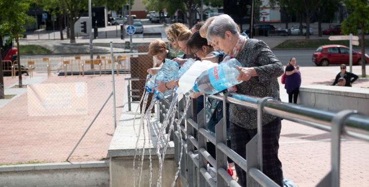 Els participants buidant aigua al llac del Parc Catalunya 