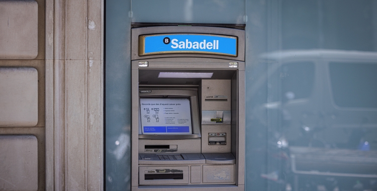 Un caixer automàtic de Banc Sabadell | Jordi Borràs (ACN)