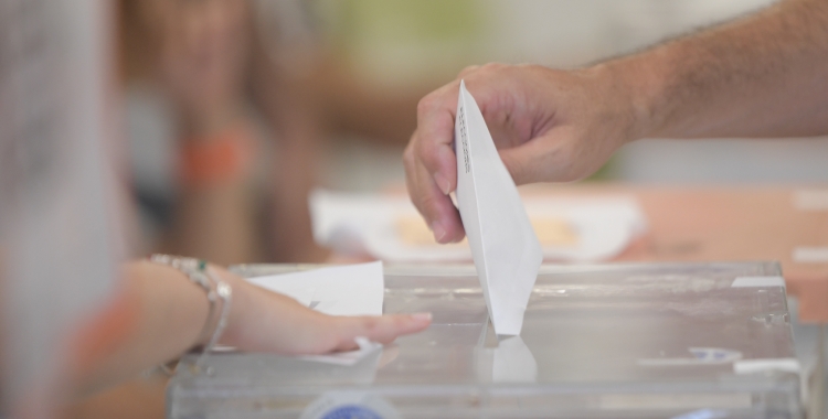 Votacions en un colegi electoral de Sabadell