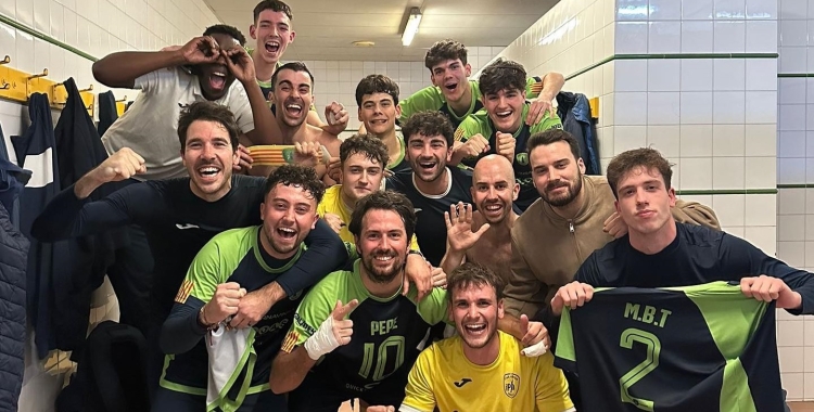 Celebració escolàpia després d'eliminar el Club | @futsalpia