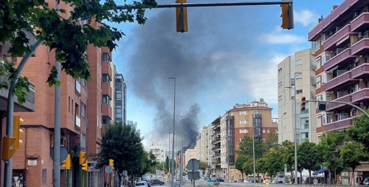 La columna de fum, vista des de la Gran Via | Cedida