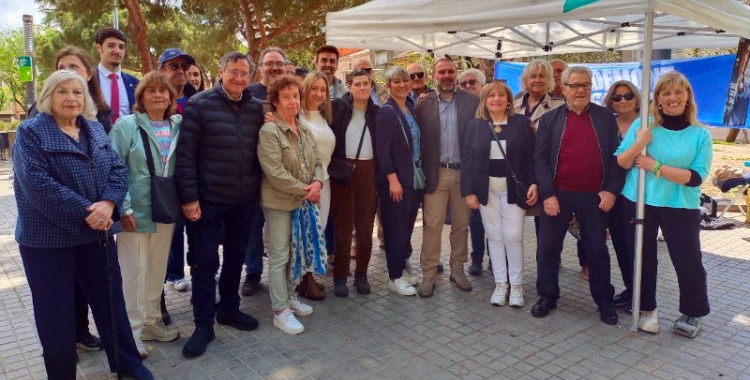 Lourdes Ciuró, acompanyada de militants del partit, a la plaça de les Dones del Tèxtil