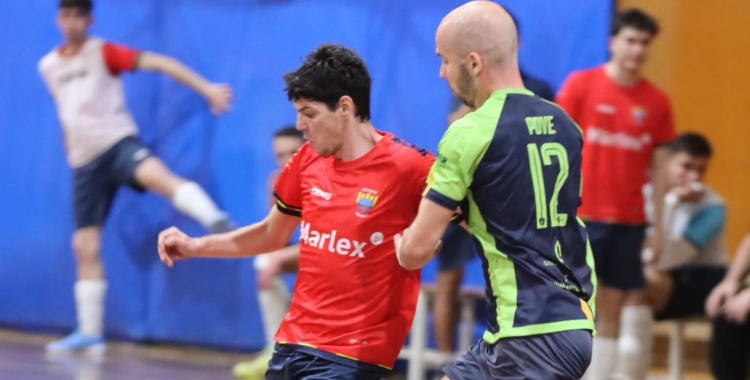 Povedano, defensant un jugador visitant | @futsalmataro