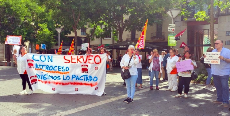 Treballadors del servei de neteja, concentrats a la plaça Sant Roc | Karen Madrid