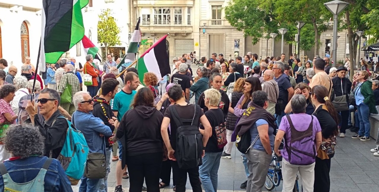 Manifestants durant la concentració de suport a Palestina | Karen Madrid