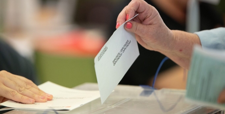 Un ciutadà exercint el seu dret a vot | Roger Benet