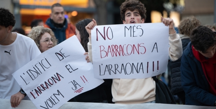 Dos joves protestant contra els barracons de l'Institut Arraona 