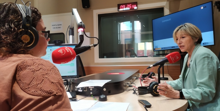 Carme Forcadell als estudis de Ràdio Sabadell