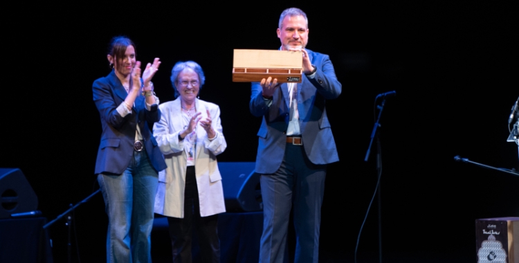 Sergi Garcés amb la batuta, acompanyat de Joana Soler i l'alcaldessa Marta Farrés | Roger Benet