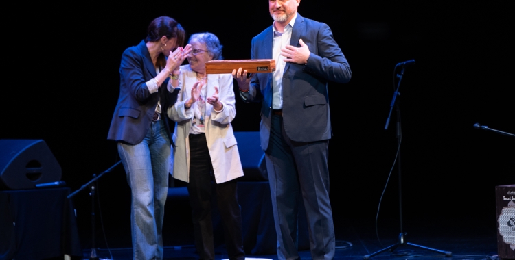 Sergi Garcés amb la batuta, acompanyat de Joana Soler i l'alcaldessa Marta Farrés | Roger Benet