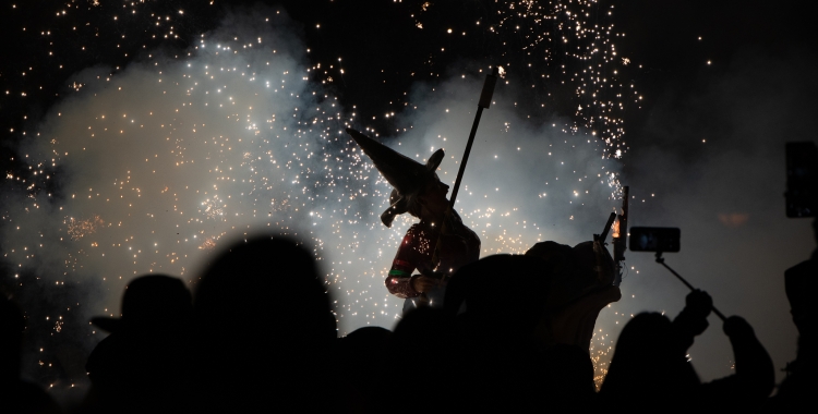 Les Bruixes del Nord durant un correfoc a Sabadell