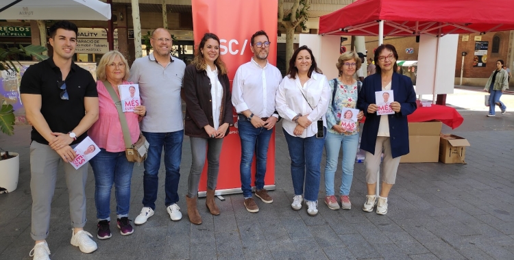 Laura Ballarín i Paco Aranda, a la plaça de l'Imperial amb més companys de partit