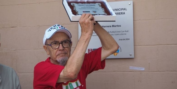 Paco Herrera, en el moment de rebre l'homenatge | CFU Can Rull RT