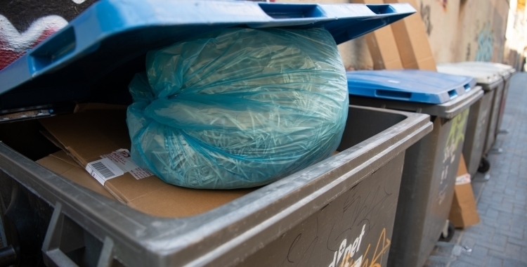 Una bossa d'escombraries a dins d'un contenidor | Roger Benet