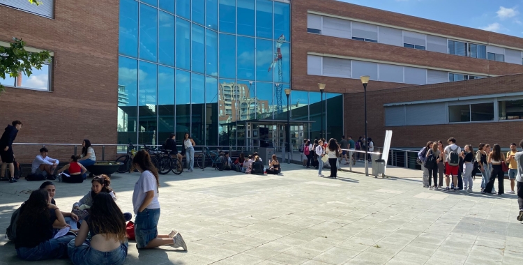 Els estudiants en la pausa d'espera entre el primer i segon examen | Júlia Ramon