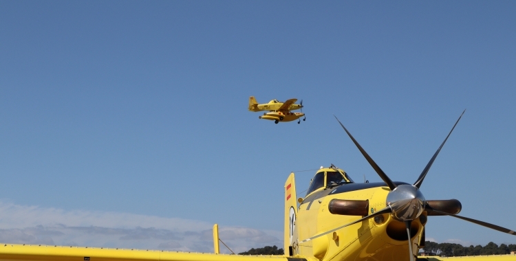 Alguns dels efectius per fer front als incendis ubicats a l'Aeroport de Sabadell | Júlia Ramon