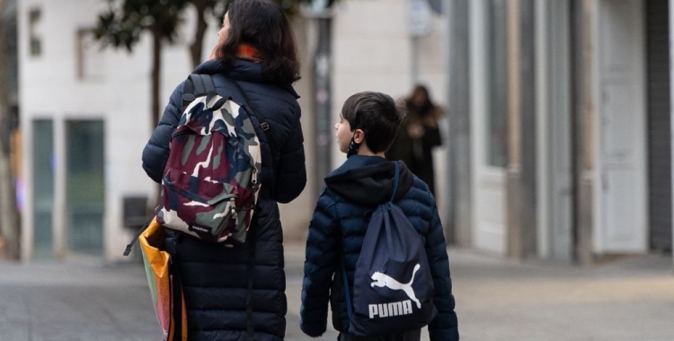 Una família arribant a l'escola | Roger Benet