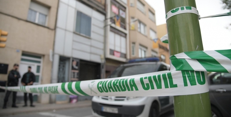 Una cinta de la guàrdia civil perimetrant el carrer Convent durant l'operació Judes 