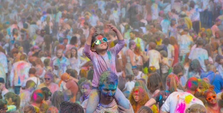 Un nen a coll en una festa Holi al Parc Catalunya | Daniel Graell