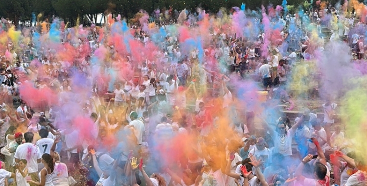 Llençament de la pols de colors durant la Festa Holi | Karen Madrid