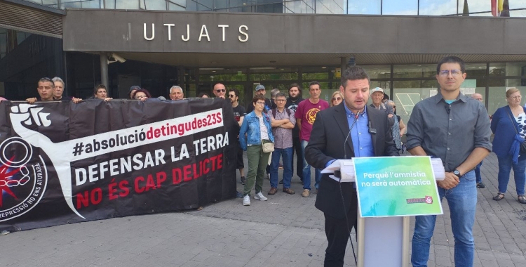 Xavi Monge i Martí Majoral, d'Alerta Solidària, davant dels Jutjats de Sabadell | Karen Madrid