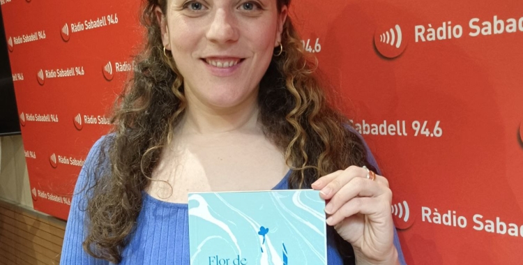 Sílvia Torrus, amb el seu poemari | Karen Madrid