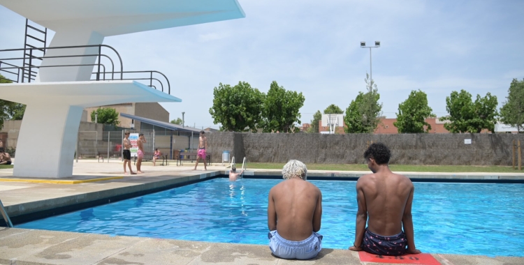 Dos joves a la piscina de Can Marcet de Sabadell | 