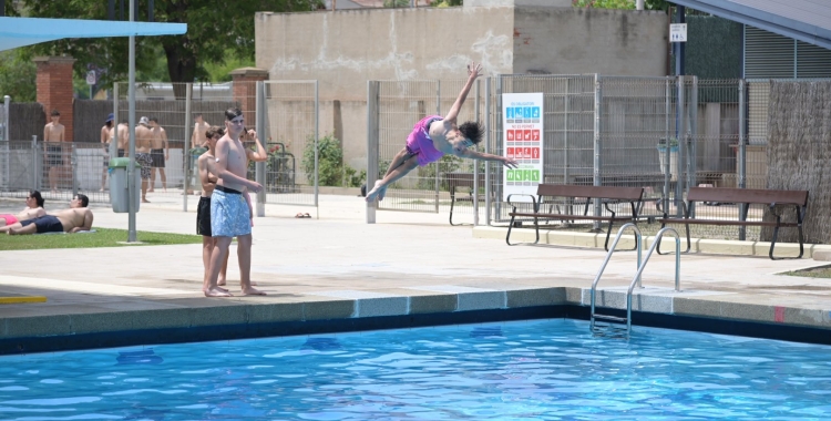 Un noi saltant a l'aigua a Can Marcet