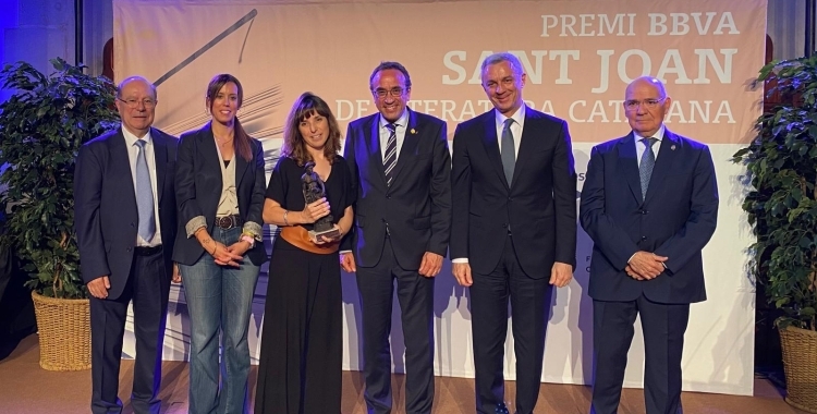 La fotografia de família amb la guanyadora del Premi Sant Joan | Ràdio Sabadell
