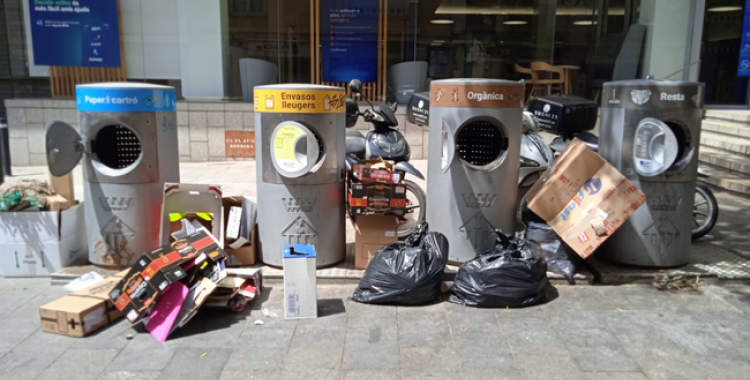 Deixalles acumulades fora dels contenidors de pneumàtica | Cedida