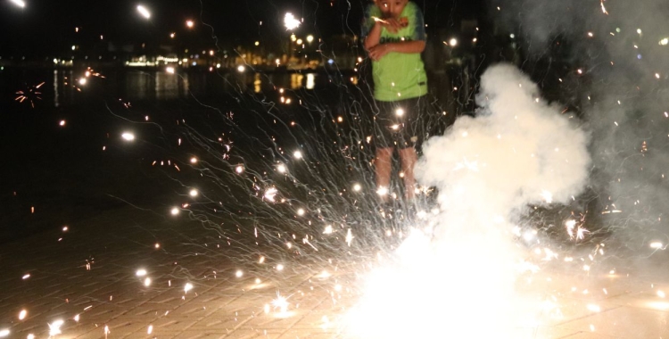 Un nen llençant petards | ACN