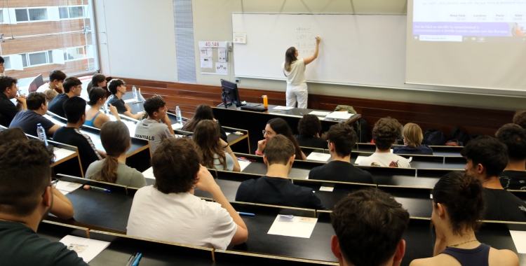 Uns alumnes fent l'examen de selectivitat aquest matí | ACN