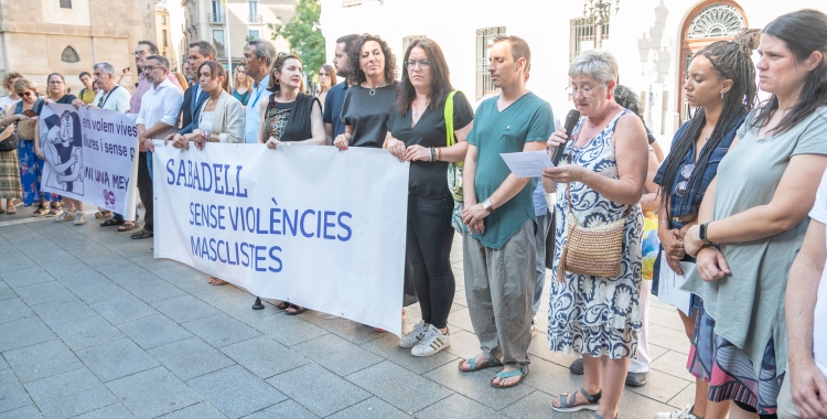 Una cinquantena de persones es concentren contra la violència masclista a la plaça de Sant Roc | Roger Benet