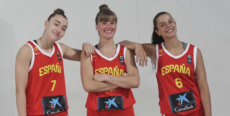 Marina Asensio (mig), a punt per disputar l'Eurobasket | FEB