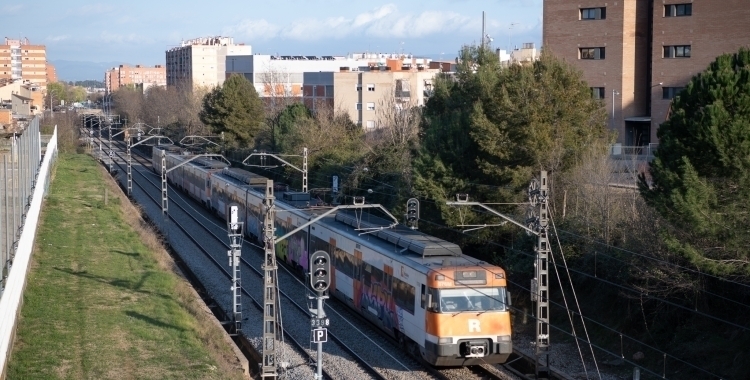 Tren de la R4 circulant per les vies