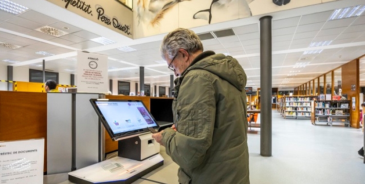 Un usuari a l'interior de la Biblioteca Vapor Badia