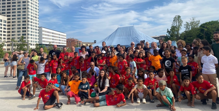 Foto final de família amb l'equip de govern i els infants sahrauís