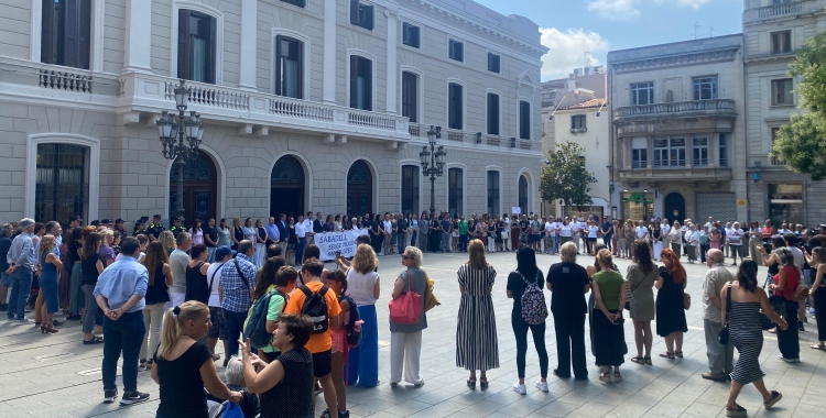 Minut de silencia a la plaça Sant Roc 