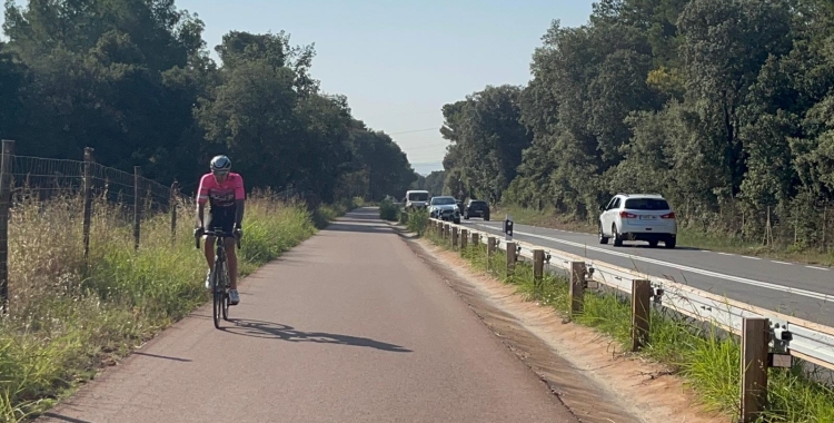 Un ciclista circulant pel nou carril bici | Mireia Sans